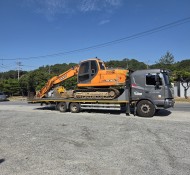 용인미니추레라 5톤미니추레라 용인굴착기운반해드렸습니다.